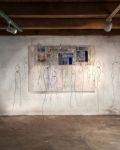 SchauPlätze, Installation, 2011, Acryl, Mischtechnik, verschiedene Materialien auf Leinwand, Drahtfiguren im Vordergrund von der Decke hängend, 140 x 220 cm