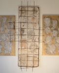 Die ganze Welt schaut zu, 2013, Triptychon, Acryl, Mischtechnik, verschiedene Materialien auf Leinwand und Kokosmatte, 230 x 175 cm
